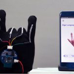 این دستکش با دقت ۹۸ درصدی زبان اشاره را ترجمه می‌کند