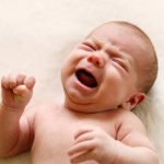 ۷ دلیل گریه در نوزادان و روش‌های آرام کردن آن‌ها