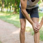 درمان زانو درد با حرکات ورزشی ساده و درمان‌های خانگی موثر