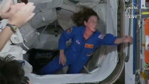 ورود فضانوردان به ایستگاه فضایی
